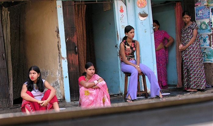 भारत में वेश्यावृत्ति का चलन सदियों से चला आ रहा है | वेश्यावृत्ति का यह कार्य शहर एवं कस्बों में एक विशेष स्थान या मोहल्ले में किया जाता है |